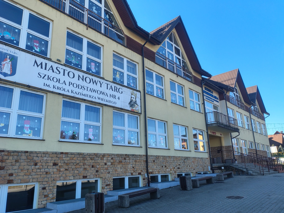 Postępowanie po alarmie bombowym w szkole na Niwie. Policja sprawdza, dlaczego patrol przyjechał po godzinie