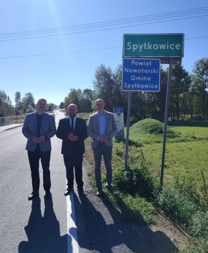 Nowa jezdnia, chodnik i kanalizacja. Odebrano drogową inwestycję w Spytkowicach