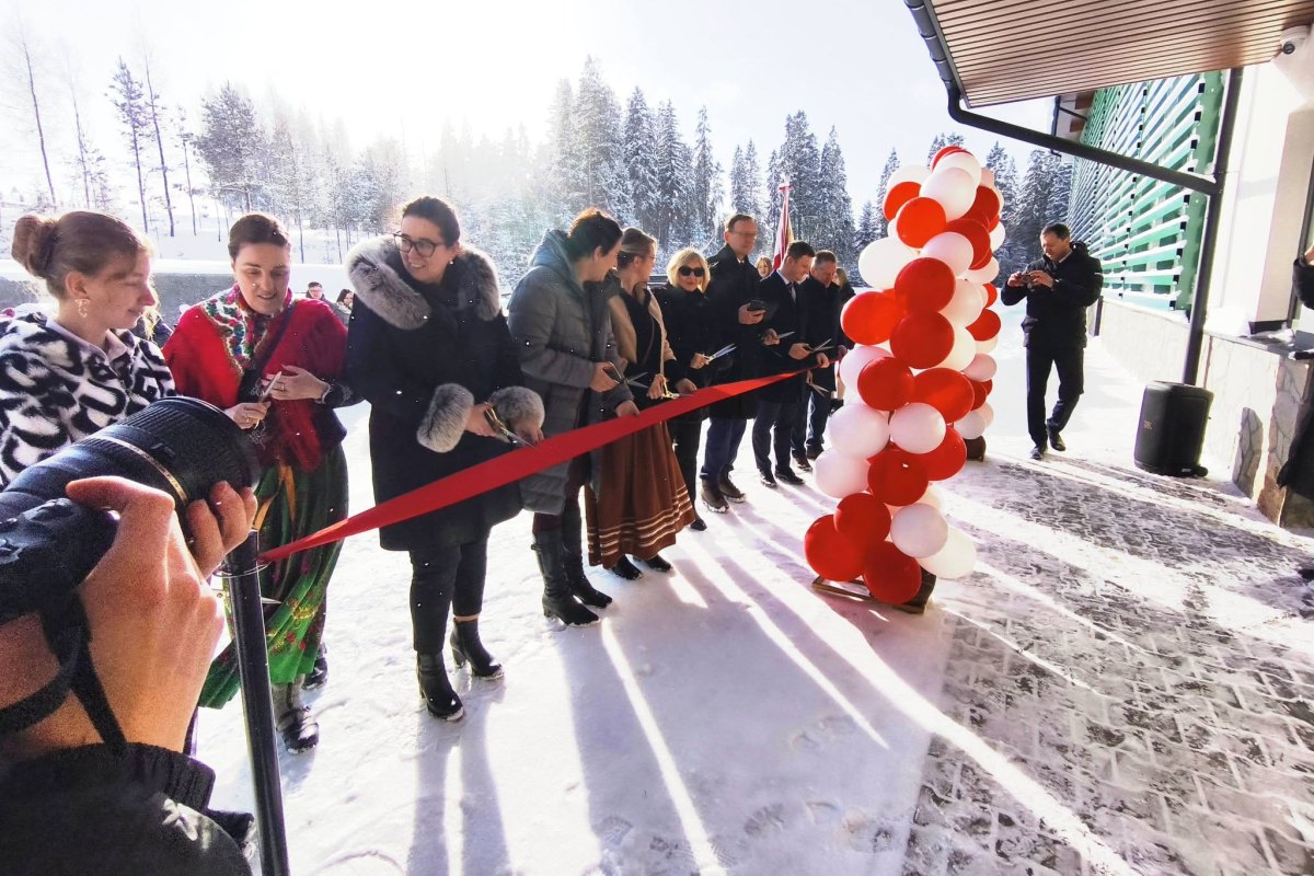 Wstęga przecięta - sala sportowa w Podszklu uroczyście otwarta