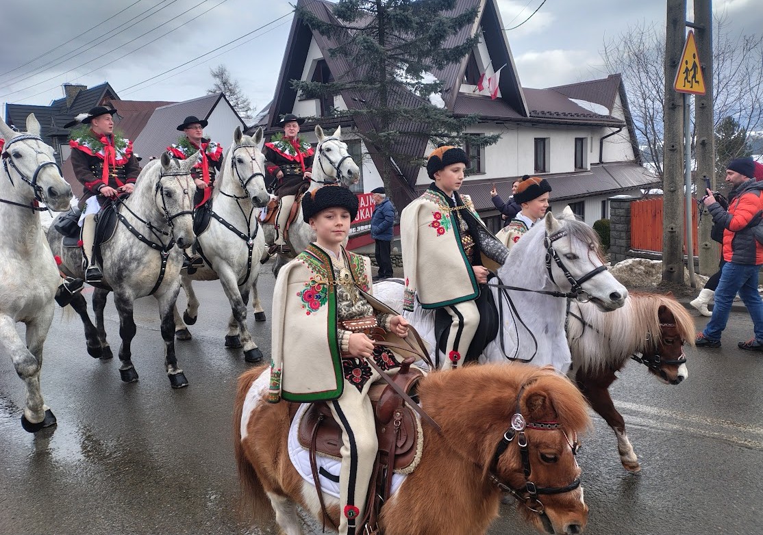 Góralski Karnawał rozpoczęty. Korek do Białki Tatrzańskiej, ale w zamian widowiskowa parada (video)