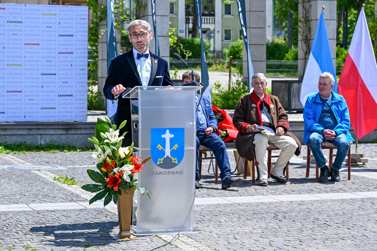Uroczysta sesja Rady Miasta Zakopane na Placu Niepodległości. Nadano Honorowe Obywatelstwo i wręczono Nagrody Burmistrza (duża galeria)