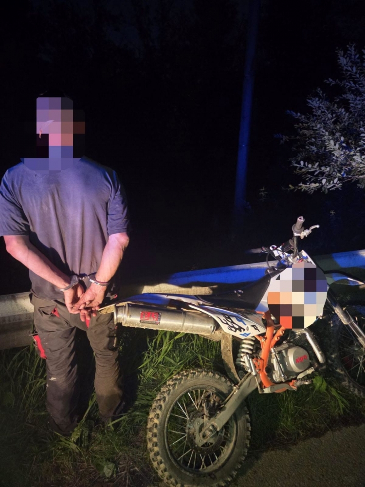 Pijany motocyklista próbował uciec do lasu. Miał ponad 2 promile i sądowy zakaz