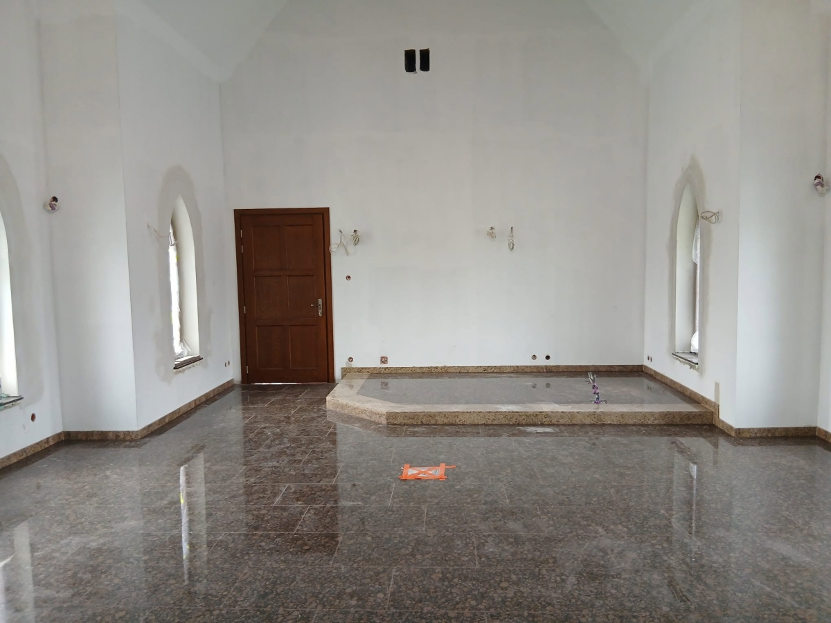 Budowlańcy kończą prace przy kaplicy cmentarnej przy ul. Kilińskiego w Rabce-Zdroju