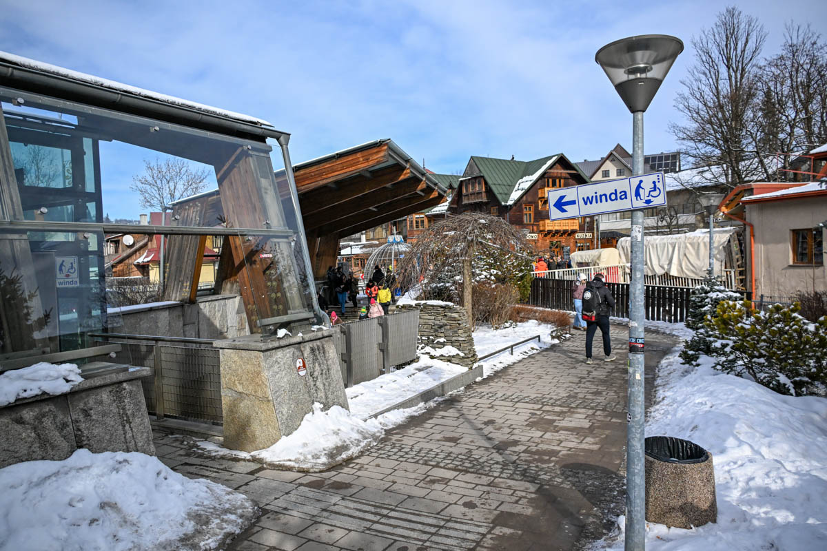 Znaki prowadzą do nieczynnej od lat windy (zdjęcia)