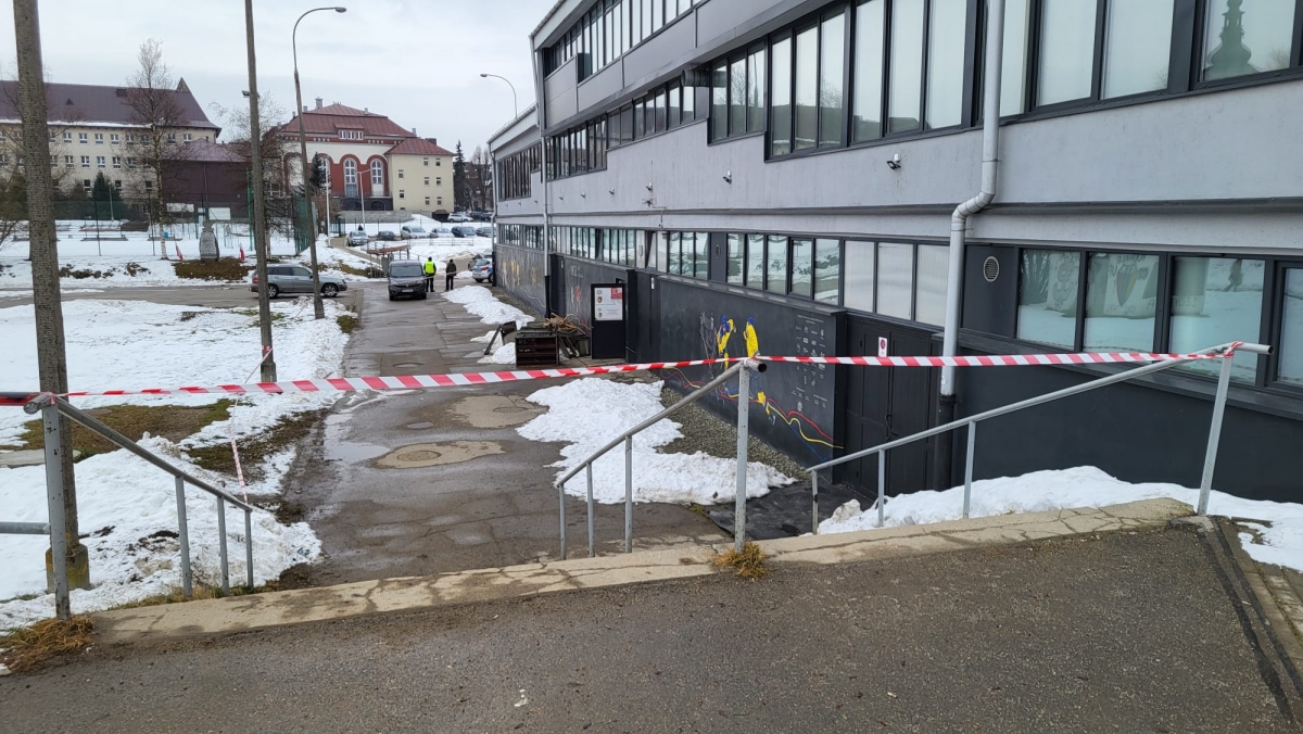 Uwaga granaty! Strefa bezpieczeństwa wokół lodowiska