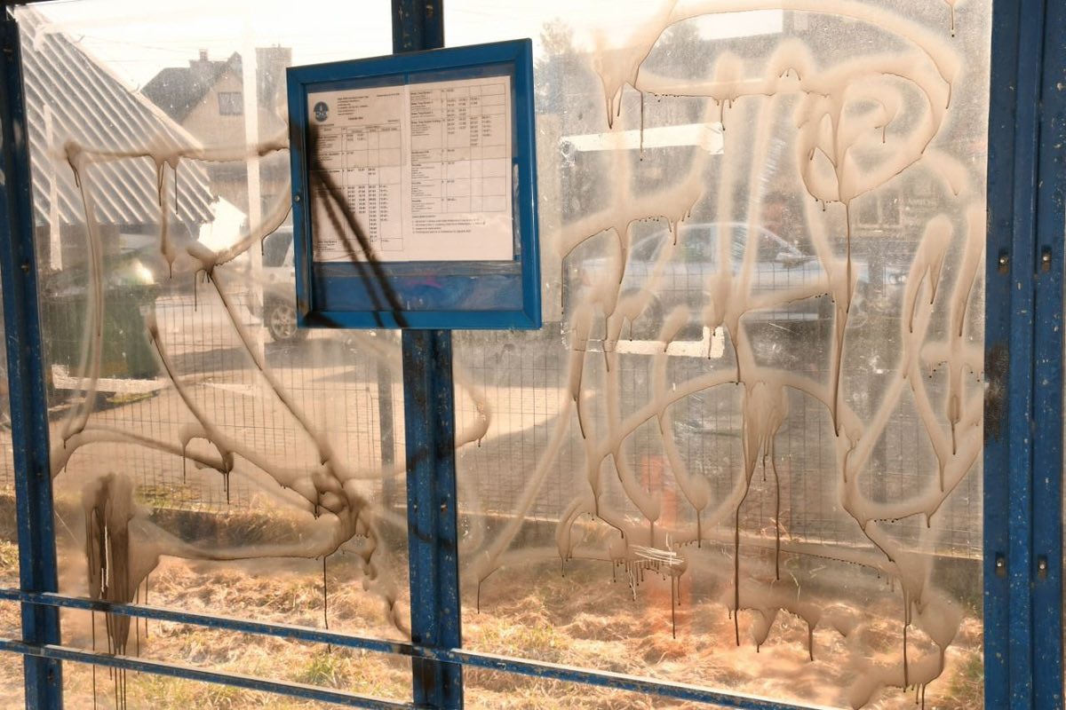 Policja zatrzymała pijanego 20-latka, który zdewastował przystanek na ul. Ludźmierskiej. Biegał i tańczył