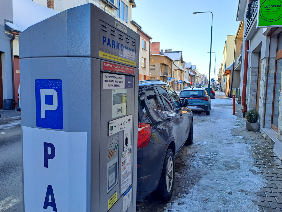 Nadchodzą ogromne zmiany w płatnym parkowaniu w Nowym Targu. Lista ulic znacznie się wydłuży