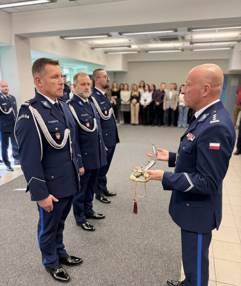 Pożegnanie ze służbą. Ochodzą doświadczeni policjanci nowotarskiej policji