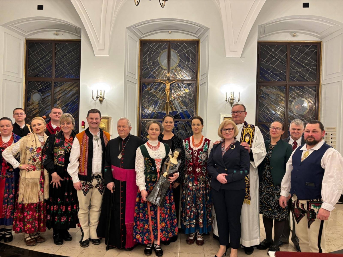 Burmistrz na kolanach z prezentem u Prezydenta