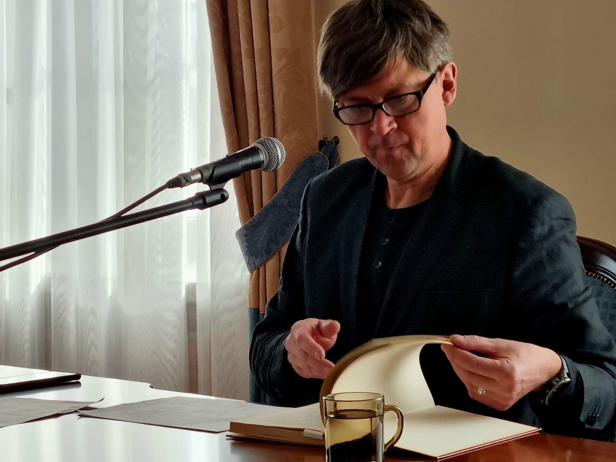 "Póki tchu w piersiach ludzi, póki w oczach wzroku, wiersz żyw będzie i Tobie nie da zginąć w mroku". Szekspir i Wrona na 174. Krakowskim Salonie Poezji w Nowym Targu