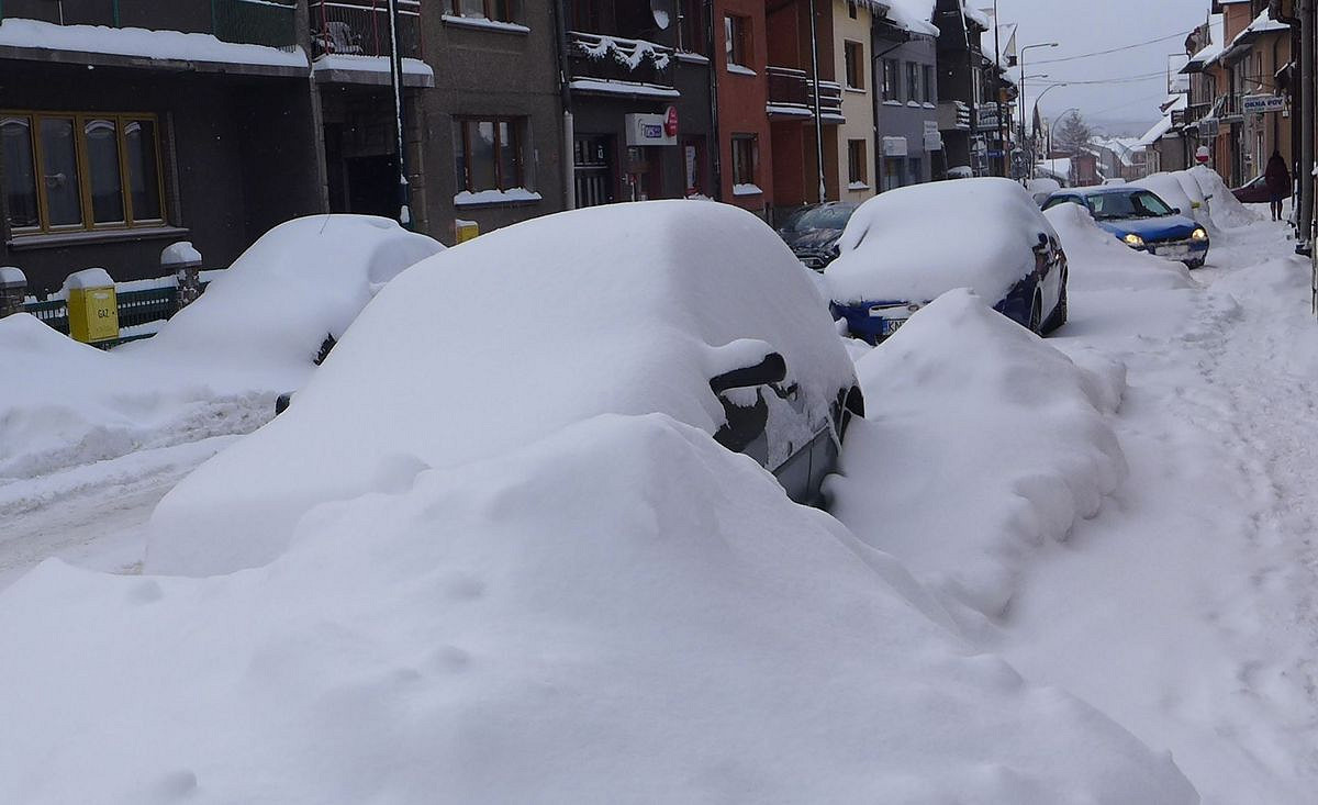 Zasypany Nowy Targ. Jutro rusza akcja wywozu śniegu z centrum miasta