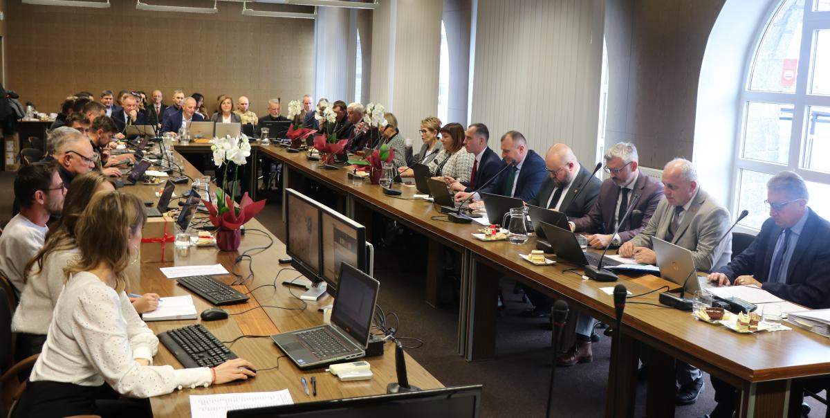 Rada Powiatu Nowotarskiego przeciwna planom sprzedaży PKL