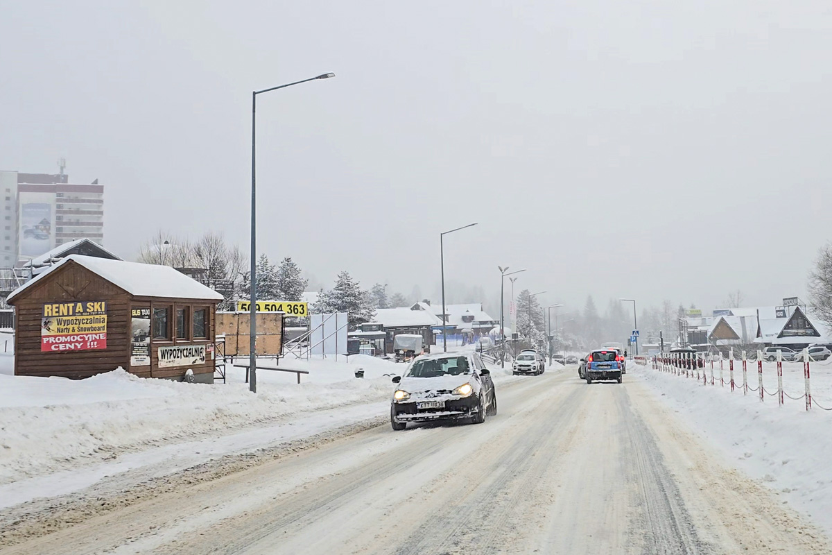 Ponad 20 cm śniegu. Zakopianka czarna, ale na bocznych drogach wciąż zimowo (zdjęcia)