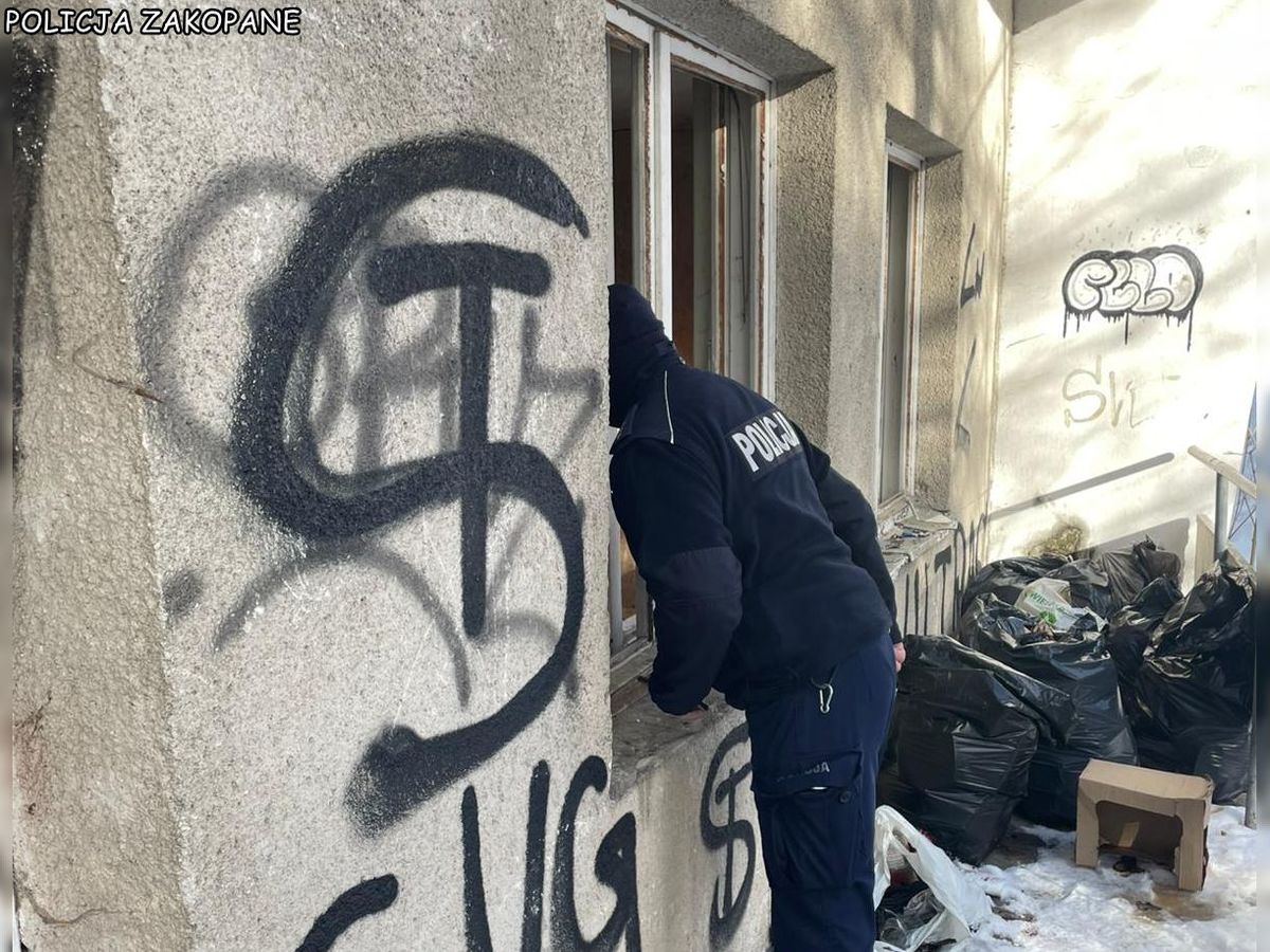 Policjanci sprawdzają pustostany