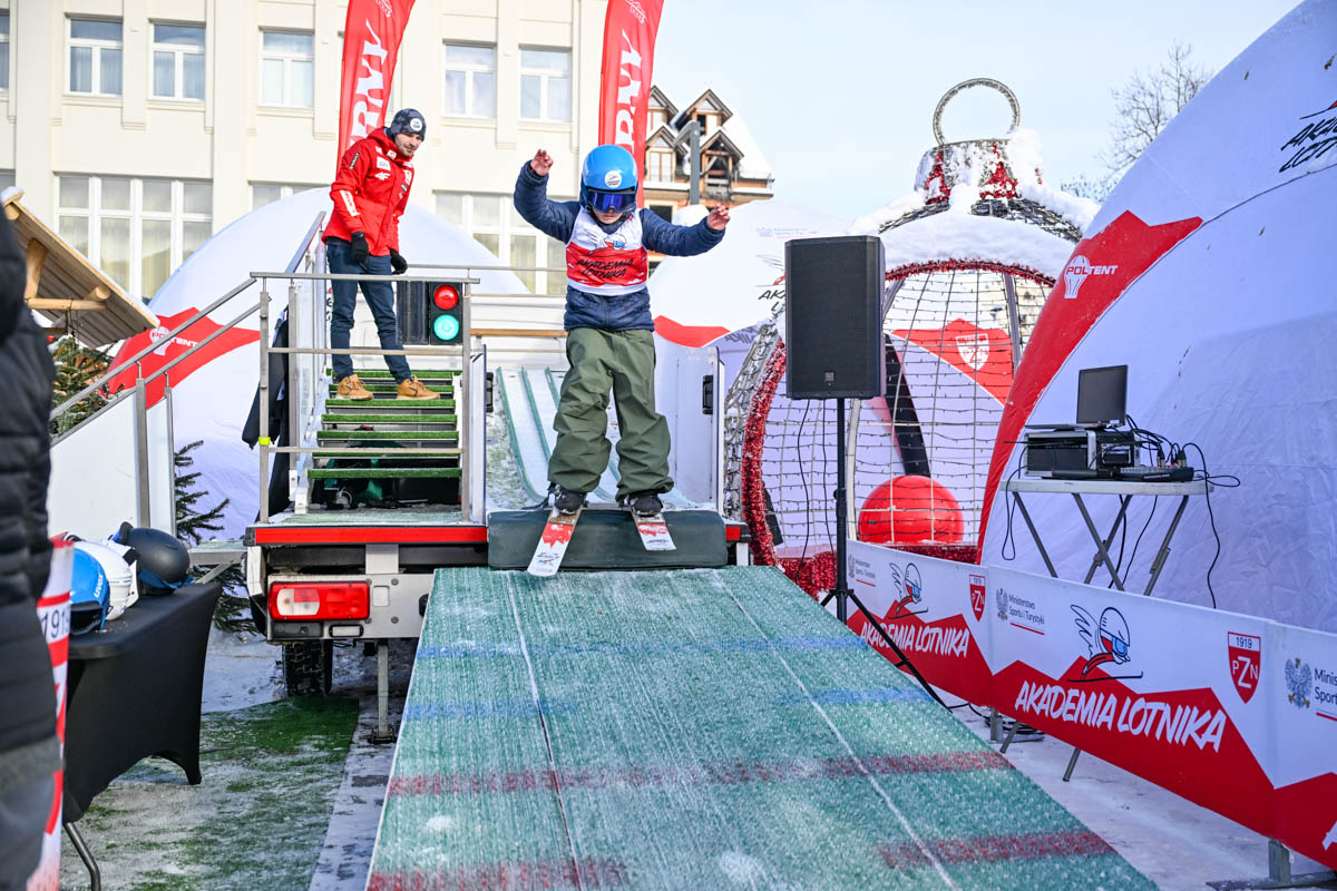 W Zakopanem wystartowała Akademia lotnika. Nartom towarzyszą żagle (zdjęcia)